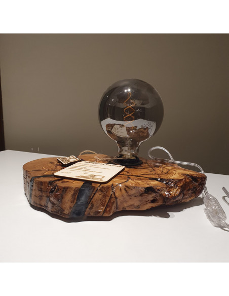 Lampada in legno d'ulivo